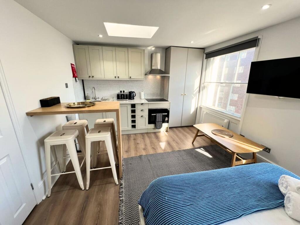 LH-195 Gloucester Place 2