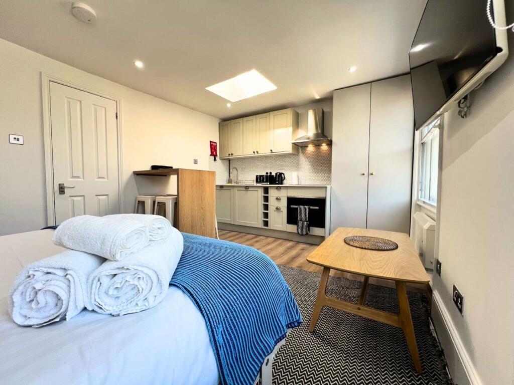 LH-195 Gloucester Place 4