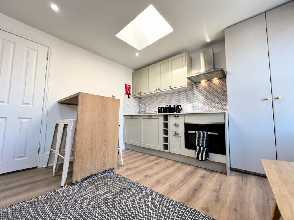 LH-195 Gloucester Place 1