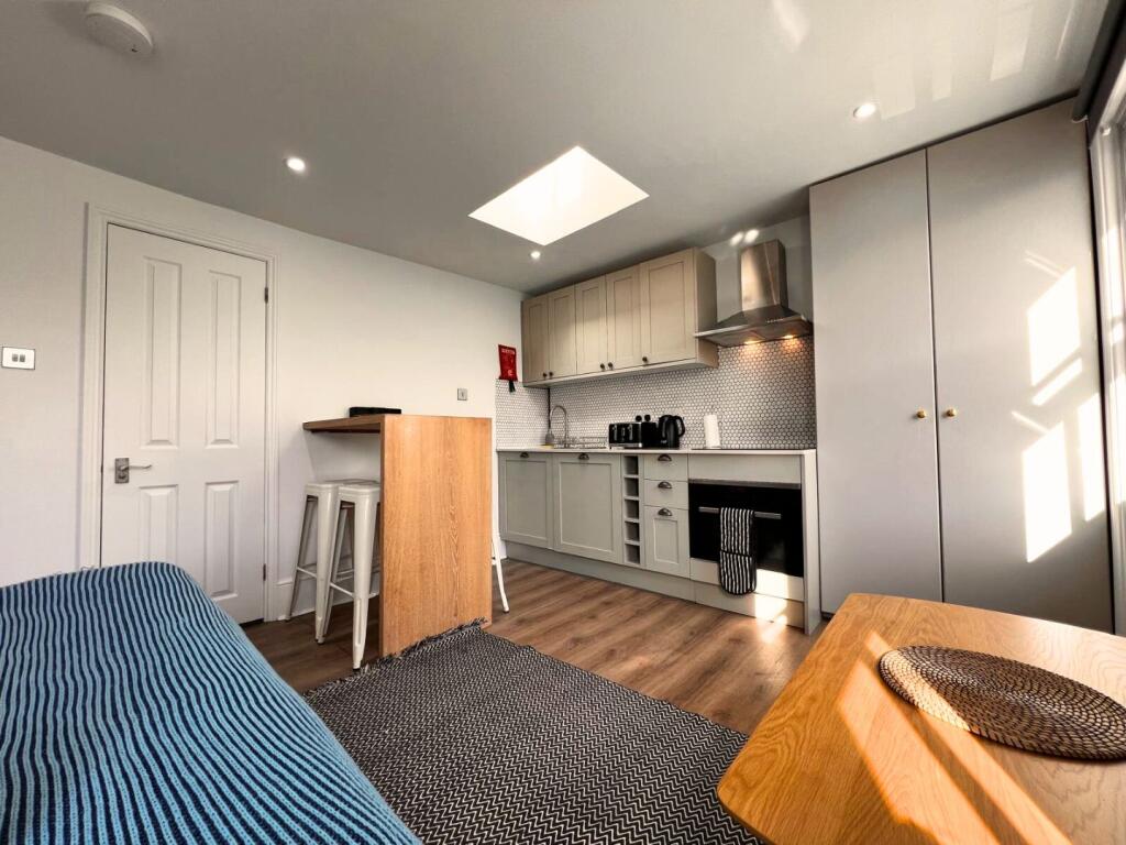 LH-195 Gloucester Place 3